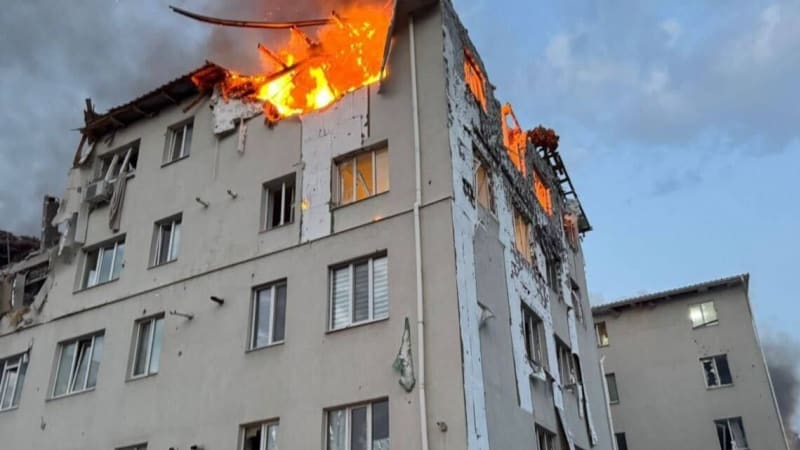 Obytná čtvrť Charkova v plamenech: Rusové vyslali drony i balistickou raketu, zemřelo i batole