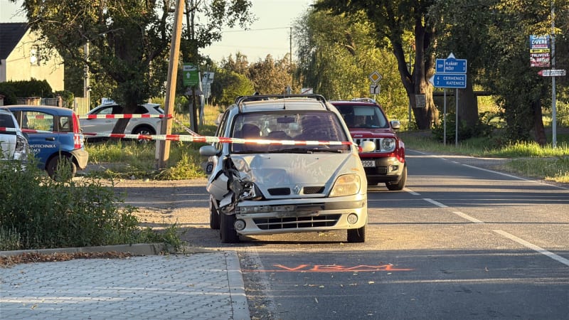 Vražda na Kolínsku. Muž měl zastlat oběť do postele, podezřelý pak boural s ukradeným autem