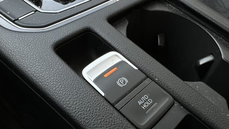 Strašidelné tlačítko ruční brzdy? Vyzkoušeli jsme, co se stane, když ho při jízdě stisknete