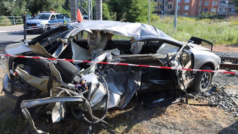 Hrozivý konec policejní honičky na Olomoucku: Ujíždějící auto smetl vlak, ukazují záběry