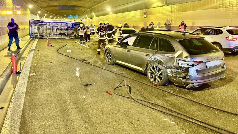 Ochromený tunel Blanka: Záchranáři ošetřují zraněné, hromadná nehoda omezila provoz