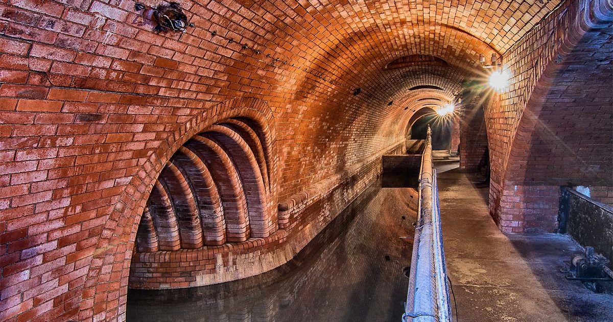 Rohanské nábřeží a jeho tajné podzemní chodby: Mýtus nebo realita?